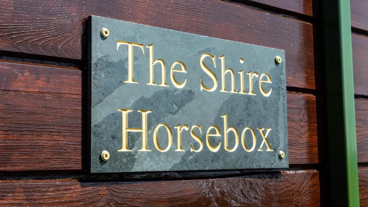The Shire Luxury Converted Horse Lorry With Private Hot Tub Cyfie Farm Llanfyllin Extérieur photo