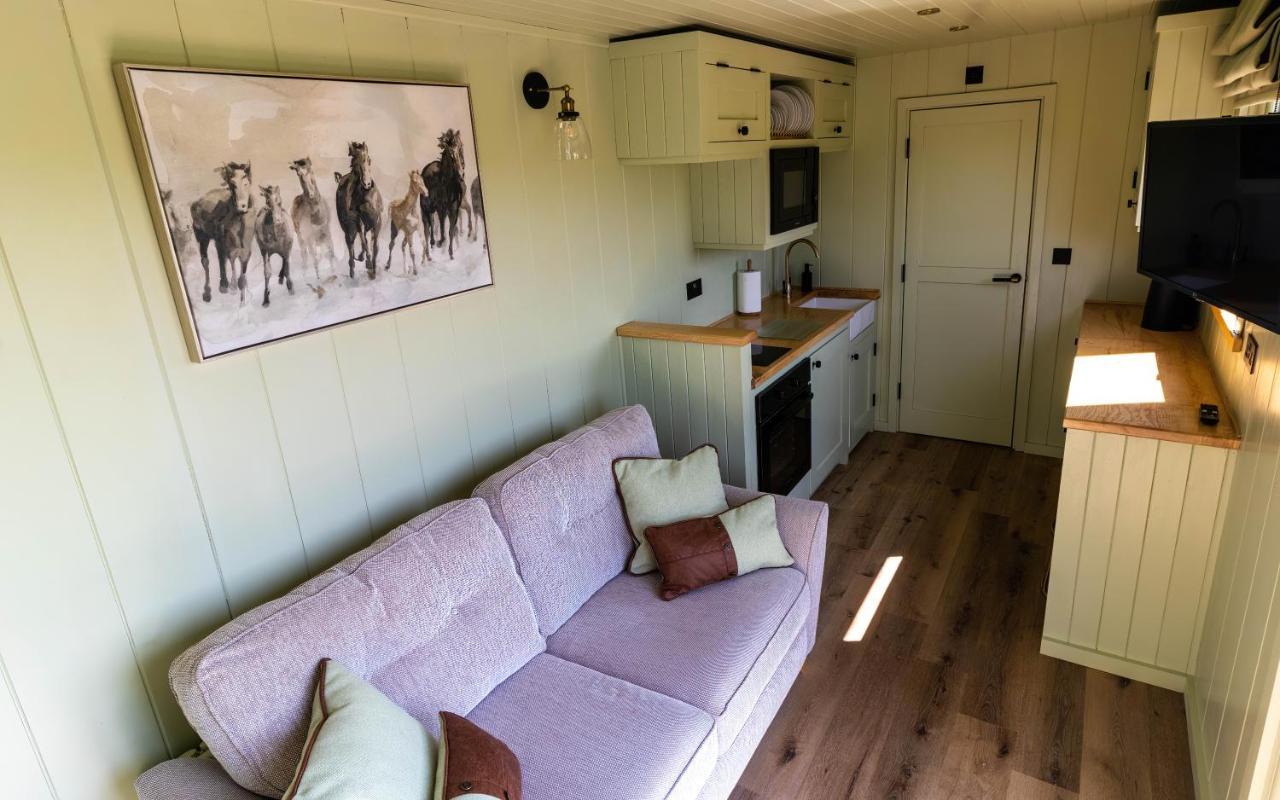 The Shire Luxury Converted Horse Lorry With Private Hot Tub Cyfie Farm Llanfyllin Extérieur photo